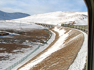 高度を上げていくチベット鉄道